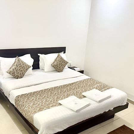 Hotel Dev Palace Ahmedabad Esterno foto