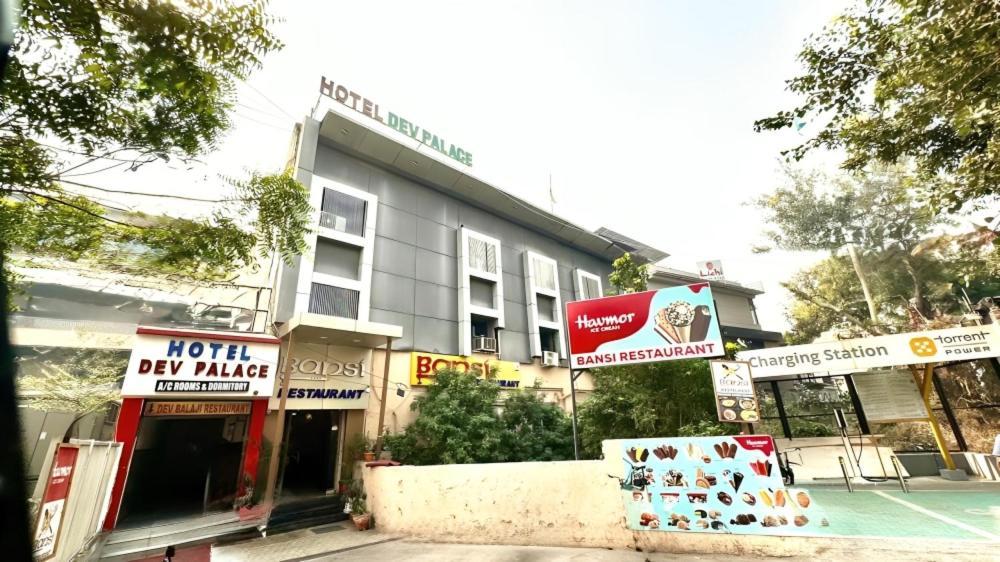 Hotel Dev Palace Ahmedabad Esterno foto