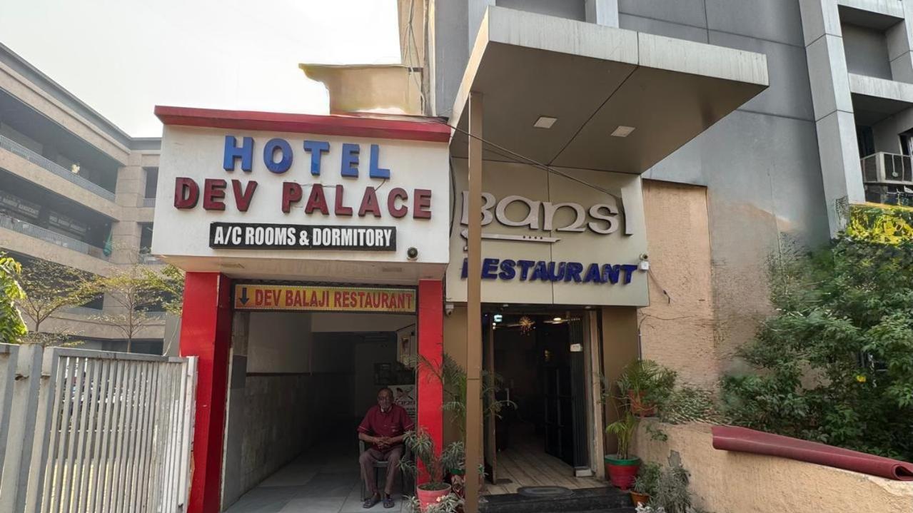 Hotel Dev Palace Ahmedabad Esterno foto