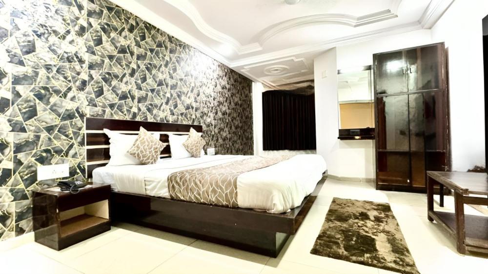 Hotel Dev Palace Ahmedabad Esterno foto
