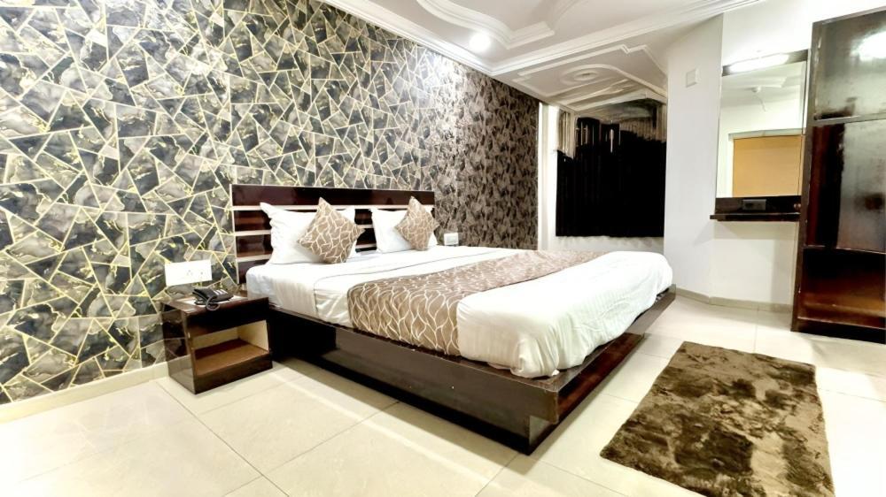 Hotel Dev Palace Ahmedabad Esterno foto