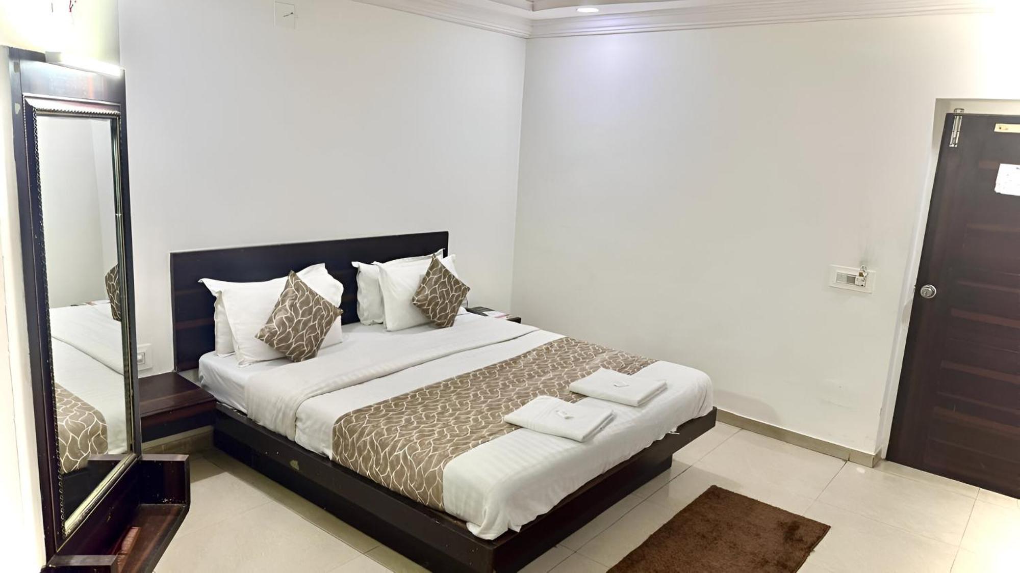 Hotel Dev Palace Ahmedabad Esterno foto