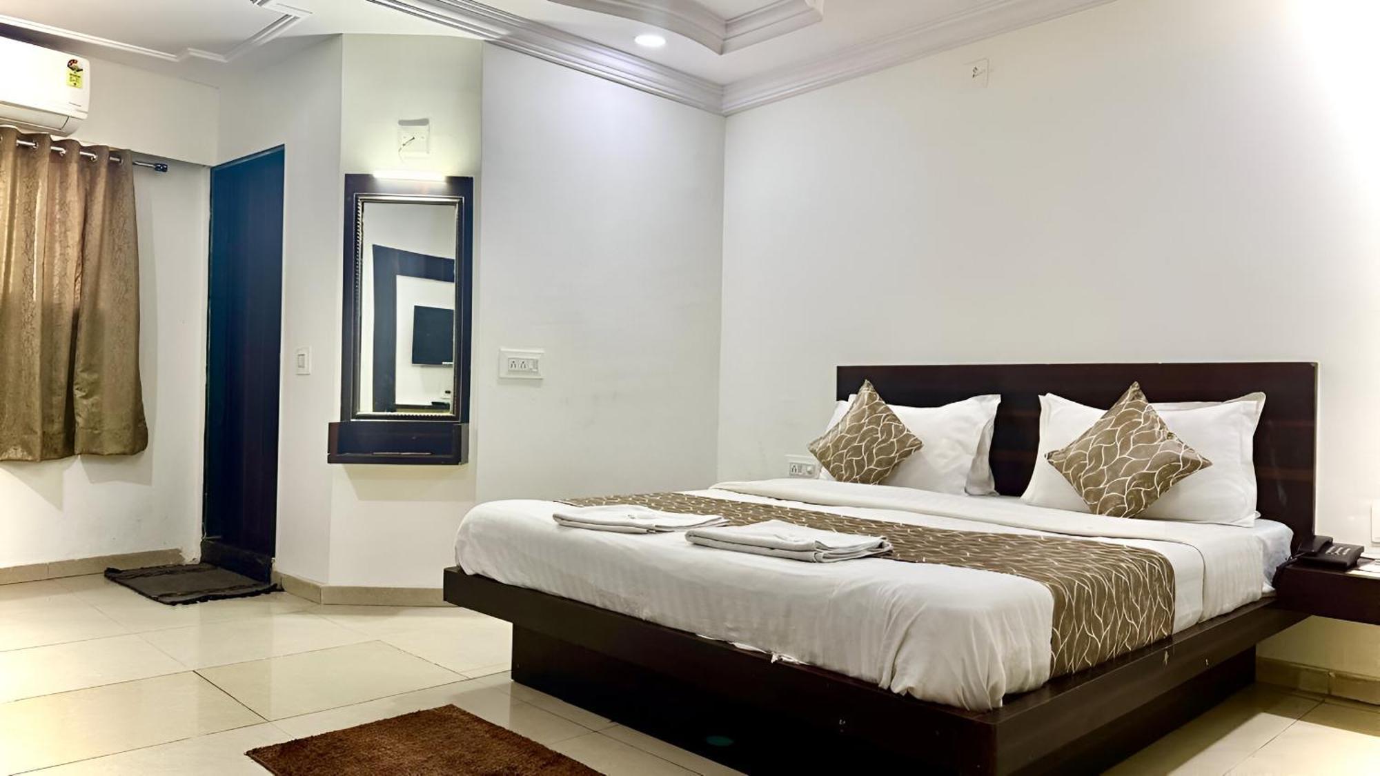 Hotel Dev Palace Ahmedabad Esterno foto