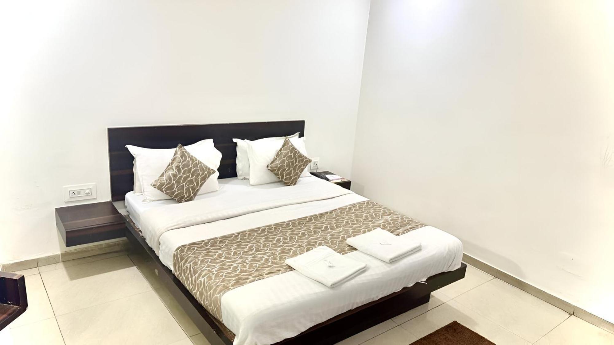 Hotel Dev Palace Ahmedabad Esterno foto