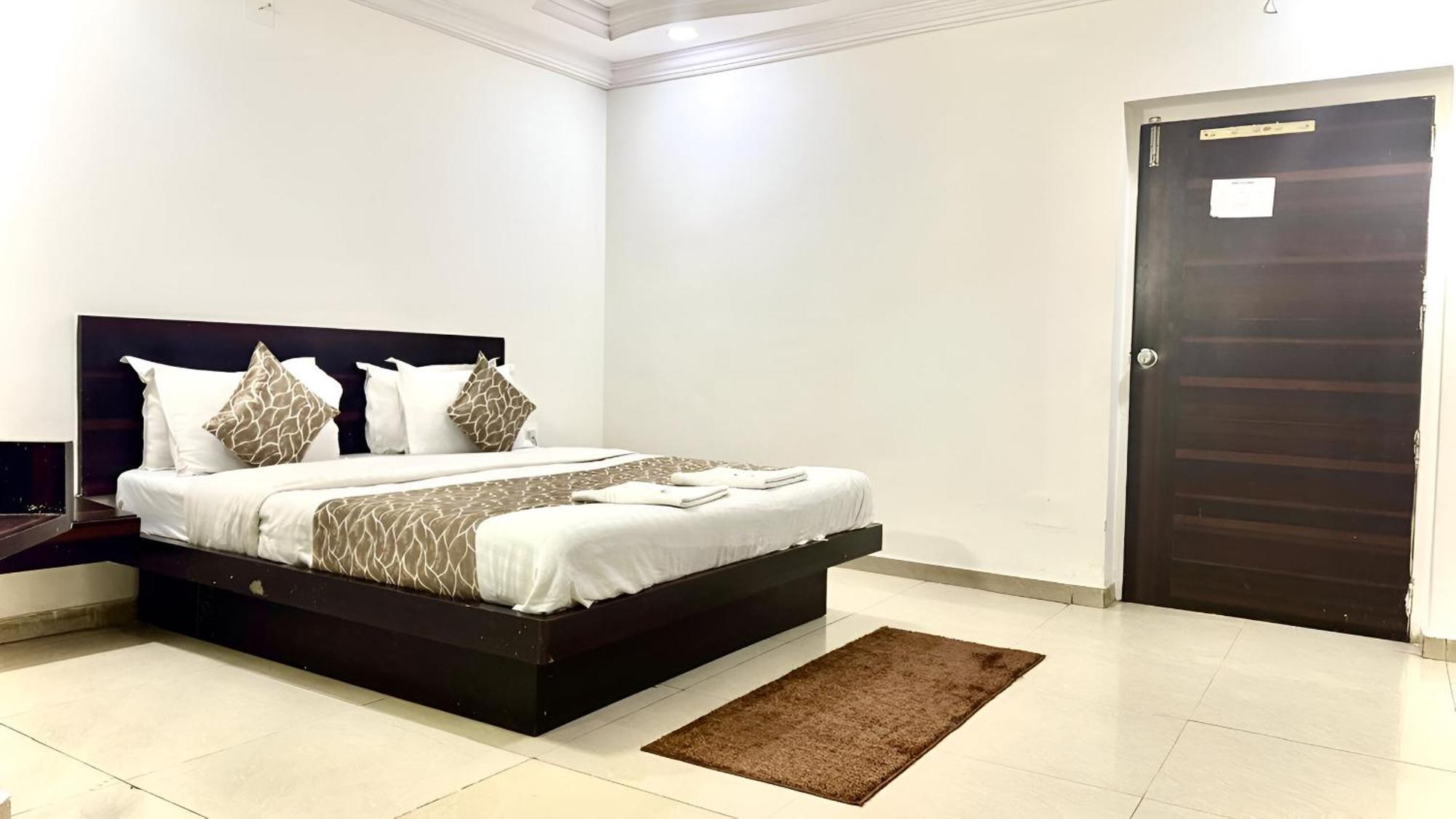 Hotel Dev Palace Ahmedabad Esterno foto