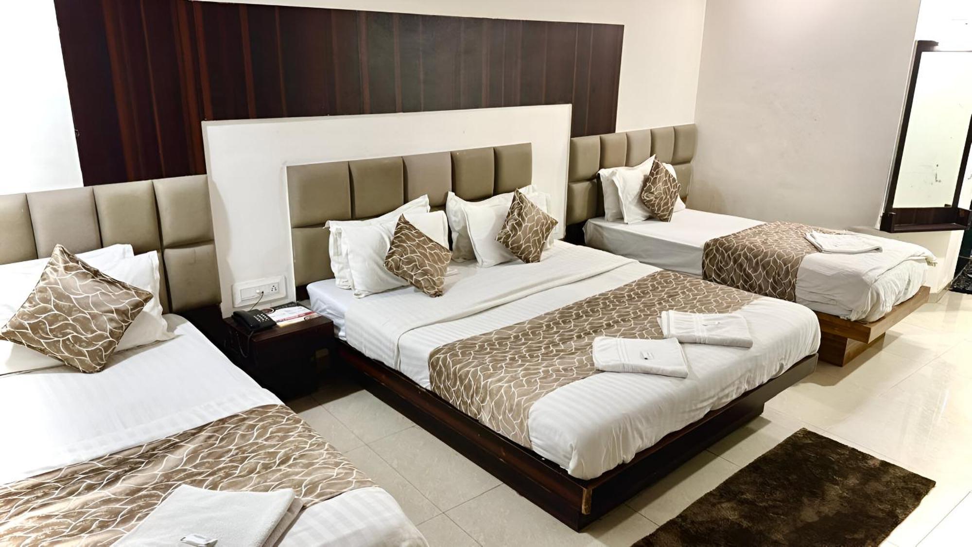 Hotel Dev Palace Ahmedabad Esterno foto