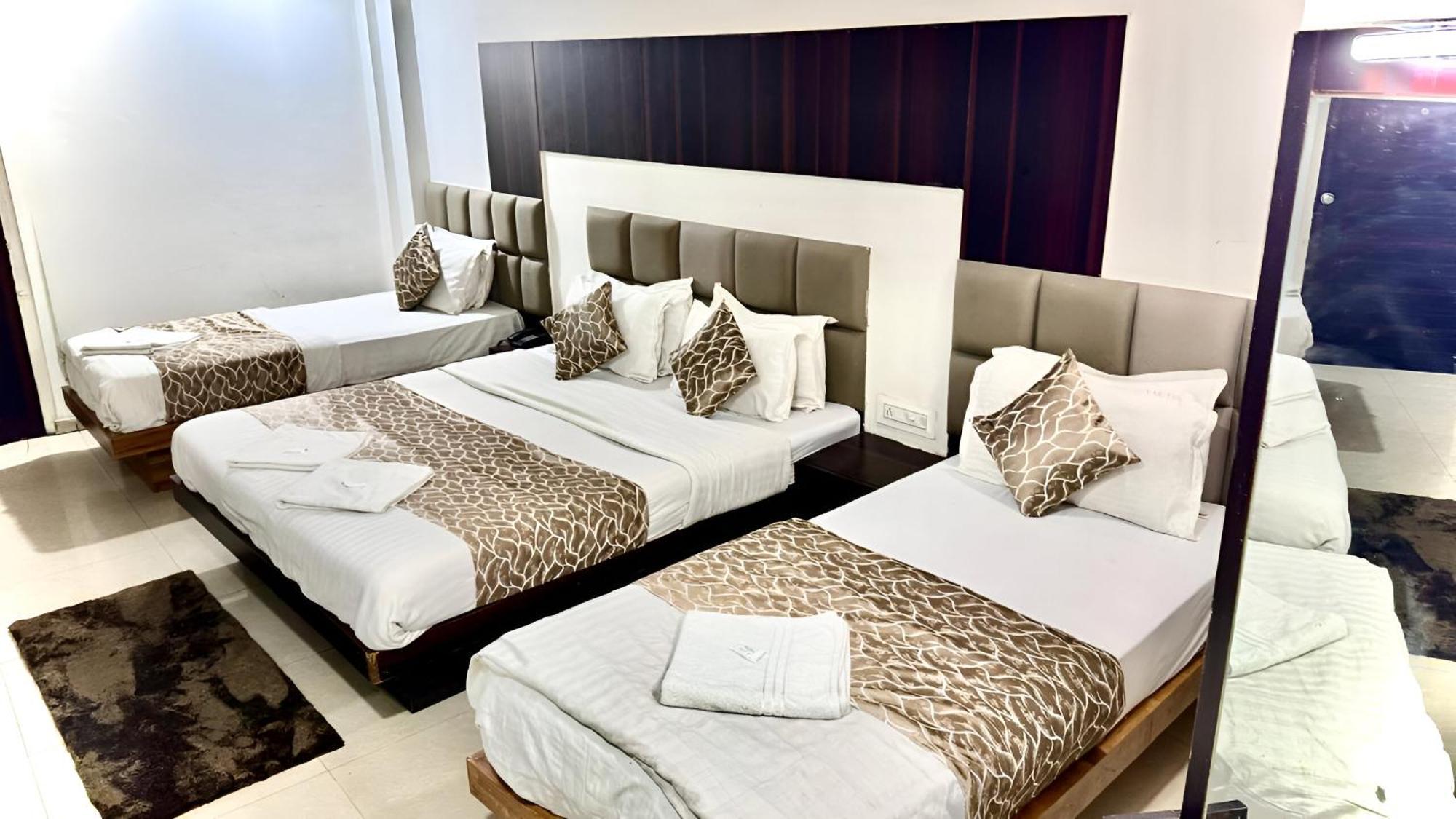 Hotel Dev Palace Ahmedabad Esterno foto