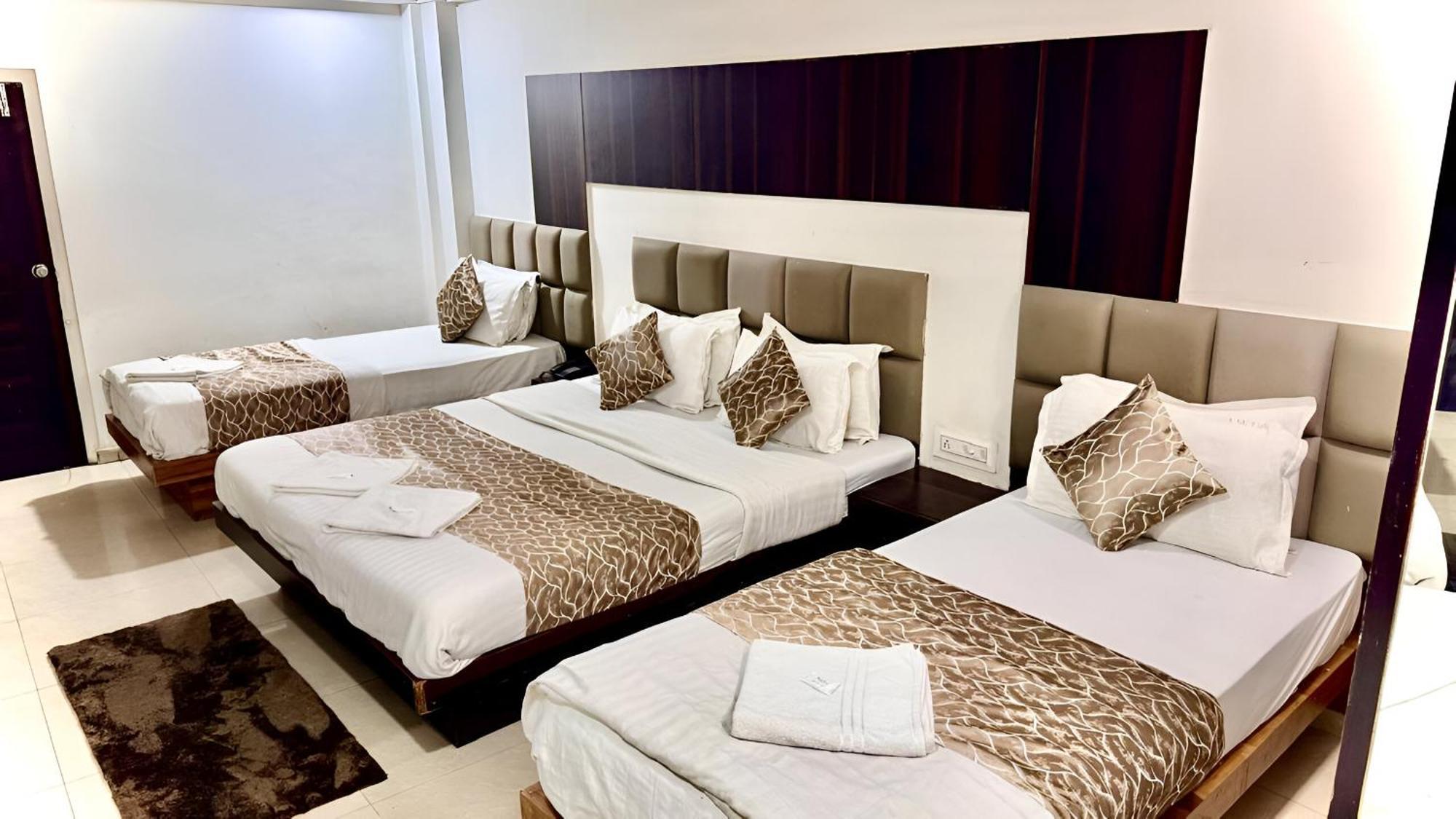 Hotel Dev Palace Ahmedabad Esterno foto