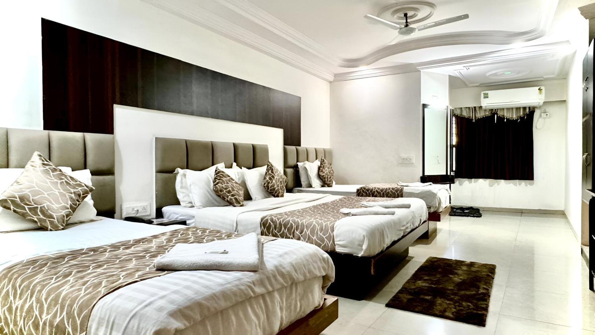 Hotel Dev Palace Ahmedabad Esterno foto